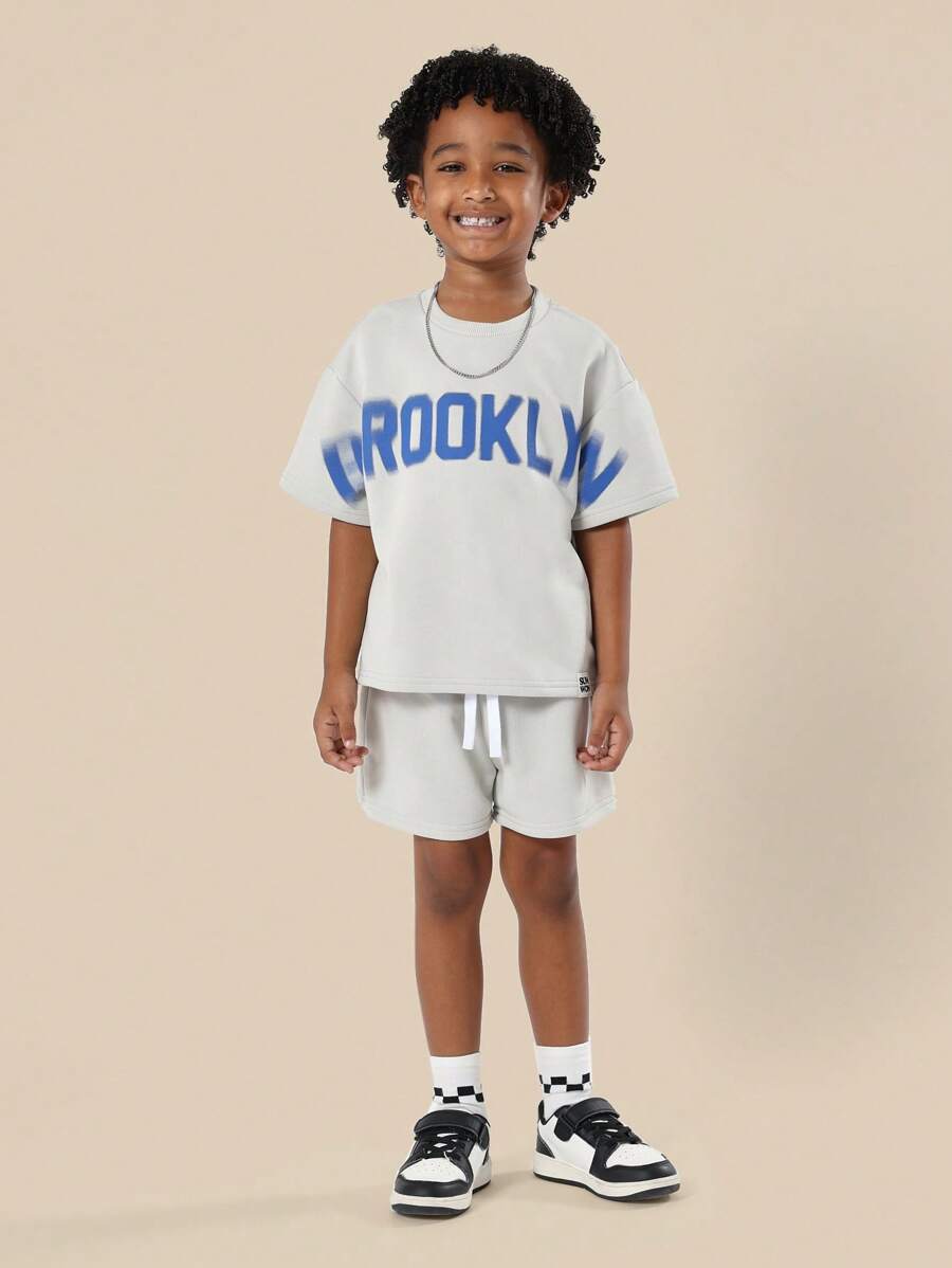 SUMWON Jugendlich Brooklyn bedrucktes Zweiteiler Co-Ord Set aus Jersey T-Shirt und Shorts, lässiger urbaner Streetwear Sommer Frühling Sport Freizeitkleidung Outfit - Khaki - Übersicht 1