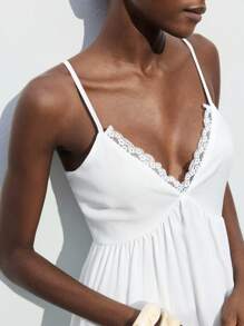 Maija 2025 Sommer Neu Weißes Verstellbares Trägerkleid mit Spitzen-Panel, V-Ausschnitt, Sexy, Lässig, Modisch für moderne urbane elegante romantische Business-Casual, Büro, Party, Strand, Musikfestival, Hochzeitsgast, Brunch, Y2K Retro Street-Style, Schulanfang Herbstoutfit, Geburtstagsfest der Frau, wichtiger Anlass, ländlicher/Street-Style