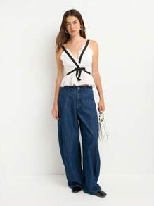 Nöista 这款白色荷叶边吊带背心，优雅又不失女性魅力，黑色荷叶边和蝴蝶结装饰更添亮点。无论是返校节、派对，还是作为秋季时尚女装，都是理想之选——无论是开学季还是约会之夜，都能让你成为众人瞩目的焦点。 - 白色 - 查看 5