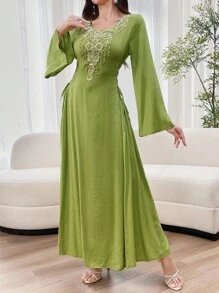 Al Najma 女式纯色 V 领优雅长袖阿拉伯朴素连衣裙，带装饰贴花，夏季，侧系带全长 Jalabiya Kaftan 朴素连衣裙 - 綠色 - 查看 5