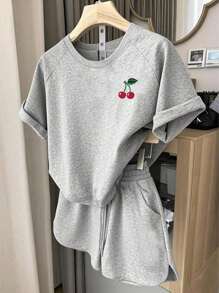 SHEIN 大码女式樱桃印花插肩短袖T恤和短裤休闲套装，夏季 - 白色 - 查看 1
