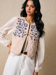 Poéselle Áo vest cotton đệm thêu hoa Boho – Áo ghi lê buộc phía trước chần bông cổ điển, Áo ghi lê thêu cho nữ, Áo ghi lê chần bông Boho, Áo ghi lê đệm bông, Áo ghi lê hoa cho nữ, Áo ghi lê thêu cổ điển, Áo khoác ngoài Bohemian, Áo ghi lê hoa cổ điển, Áo chần bông dễ thương vào mùa thu/đông - Màu be - Xem 6