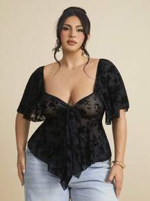 SHEIN CURVE+ 大码方领蕾丝荷叶袖衬衫/大码前系带上衣/弧形下摆衬衫/大码衬衫/蝴蝶结装饰，优雅百搭，适合春季节日、派对、生日、情人节/婚礼宾客穿着。 - 黑色 - 查看 4