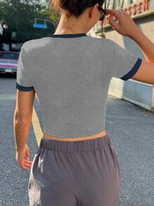 SHEIN EZwear 休闲简约尖叫玫瑰骷髅图案撞色圆领短袖短款修身女式 T 恤，适合夏季