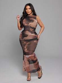 NU&NOW Vestido sin mangas con estampado digital, arruga y superposición de malla para mujer talla grande