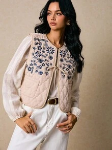 Poéselle Áo vest cotton đệm thêu hoa Boho – Áo ghi lê buộc phía trước chần bông cổ điển, Áo ghi lê thêu cho nữ, Áo ghi lê chần bông Boho, Áo ghi lê đệm bông, Áo ghi lê hoa cho nữ, Áo ghi lê thêu cổ điển, Áo khoác ngoài Bohemian, Áo ghi lê hoa cổ điển, Áo chần bông dễ thương vào mùa thu/đông - Màu be - Xem 8