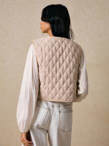 Poéselle Áo vest cotton đệm thêu hoa Boho – Áo ghi lê buộc phía trước chần bông cổ điển, Áo ghi lê thêu cho nữ, Áo ghi lê chần bông Boho, Áo ghi lê đệm bông, Áo ghi lê hoa cho nữ, Áo ghi lê thêu cổ điển, Áo khoác ngoài Bohemian, Áo ghi lê hoa cổ điển, Áo chần bông dễ thương vào mùa thu/đông - Màu be - Xem 2