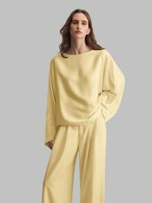 Ontre Vestido de negocios casual elegante de estilo minimalista con mangas anchas de satén amarillo crema, nueva moda de otoño 2025 para mujeres maestras. Blusa básica de seda de mora de cuello alto de manga larga, estilo académico de primavera y verano para damas, atuendo de oficina para volver a la escuela.