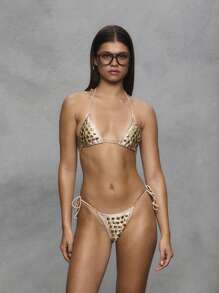 TypaGal 奢华金属铆钉比基尼泳裤，柔和裸粉金圆形铆钉装饰，性感细绳式侧带提升腿部线条。精致的铆钉工艺展现前卫时尚，打造独特的海滩派对风格，成为海滩上最闪耀的焦点。夏日海滩度假必备 - 杏色 - 查看 1