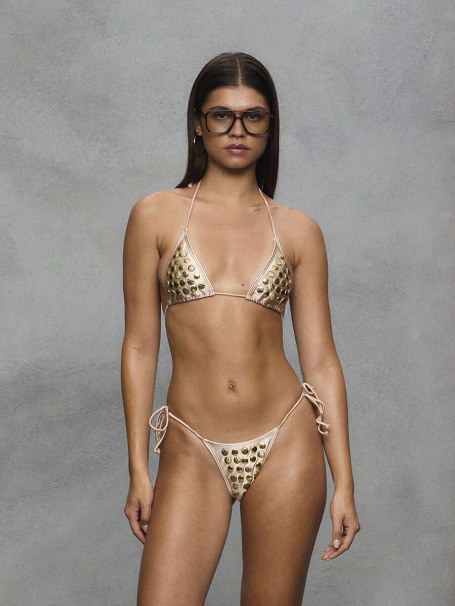 TypaGal 奢华金属铆钉比基尼泳裤，柔和裸粉金圆形铆钉装饰，性感细绳式侧带提升腿部线条。精致的铆钉工艺展现前卫时尚，打造独特的海滩派对风格，成为海滩上最闪耀的焦点。夏日海滩度假必备 - 杏色 - 查看 1