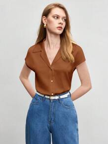 BizChic 棕色前开领复古短袖女式衬衫，时尚优雅，适合都市通勤、日常穿着，充满浪漫的90年代复古风情，也适合圣诞节、新年、情人节、派对、海滩、毕业典礼、时尚活动、嘉年华、假日、婚礼宾客、早午餐、机场等多种场合。 - 棕色 - 查看 11