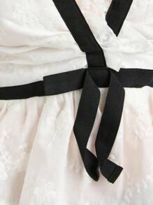 Nöista 这款白色荷叶边吊带背心，优雅又不失女性魅力，黑色荷叶边和蝴蝶结装饰更添亮点。无论是返校节、派对，还是作为秋季时尚女装，都是理想之选——无论是开学季还是约会之夜，都能让你成为众人瞩目的焦点。 - 白色 - 查看 6