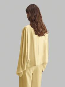 Ontre Vestido de negocios casual elegante de estilo minimalista con mangas anchas de satén amarillo crema, nueva moda de otoño 2025 para mujeres maestras. Blusa básica de seda de mora de cuello alto de manga larga, estilo académico de primavera y verano para damas, atuendo de oficina para volver a la escuela.
