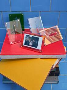 Joivida 1 件轻巧且韧性好的 3 英寸相框展示架，透明防碎照片卡夹，具有反光棱镜效果，现代搁架装饰和桌面收纳架，ASMR 点击锁收藏品展示架 - 彩色 - 查看 2