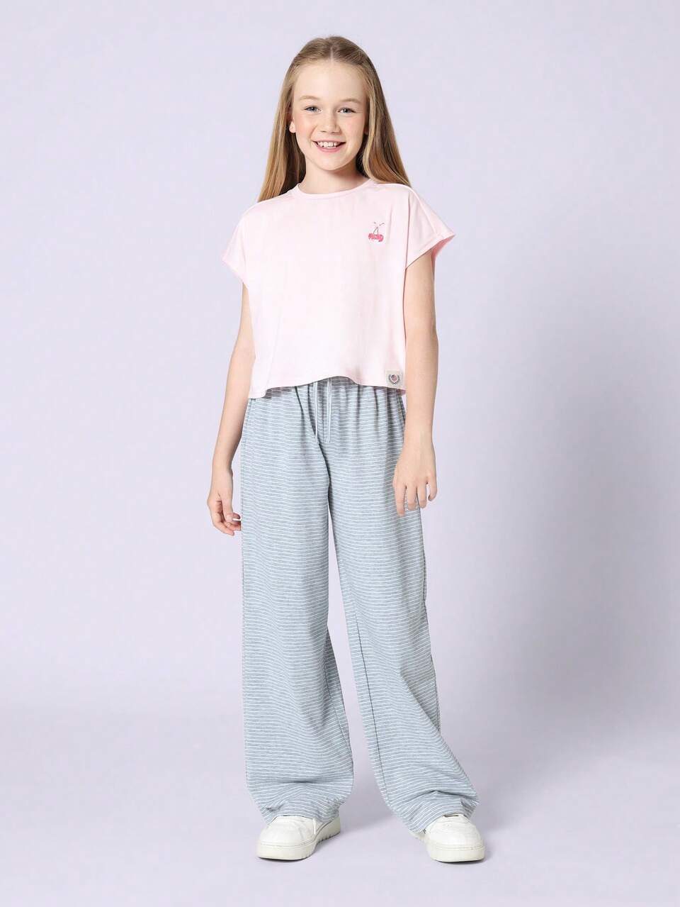 Camiseta curta com estampa de cereja e calça listrada de perna larga