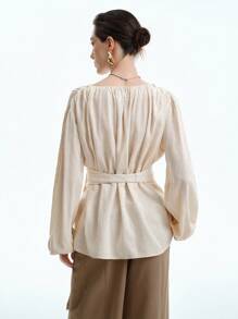 Aalyst 女士法式优雅奢华简约高端休闲度假通勤舒适宽松纯色亚麻 V 领肩部褶皱腰带金属 D 形环长袖衬衫，春/秋/冬 - 杏色 - 查看 5