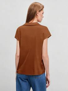 BizChic 棕色前开领复古短袖女式衬衫，时尚优雅，适合都市通勤、日常穿着，充满浪漫的90年代复古风情，也适合圣诞节、新年、情人节、派对、海滩、毕业典礼、时尚活动、嘉年华、假日、婚礼宾客、早午餐、机场等多种场合。 - 棕色 - 查看 2