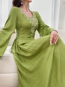 Al Najma 女式纯色 V 领优雅长袖阿拉伯朴素连衣裙，带装饰贴花，夏季，侧系带全长 Jalabiya Kaftan 朴素连衣裙 - 綠色 - 查看 4