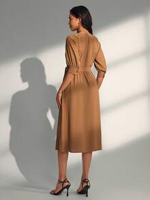 Almamuse 女士优雅装饰纽扣 V 领长袖系腰中长连衣裙 - 卡其色 - 查看 2
