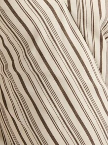 Nöista 这款白色带黑色条纹的连衣裙采用深 V 领口、银色肩带装饰和不对称下摆设计，将复古魅力与现代街头服饰完美融合，非常适合秋季、冬季、复古风、返校季以及冬季、冬装、Y2K 风格。 - 白色 - 查看 6