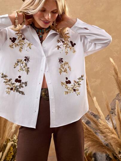 Bóhologie Långärmad fuzzy stickad klänning med vita broderier, djup V-ringning med vita detaljer och tryckknappar, mysig och snygg design, Boho-kollektionen