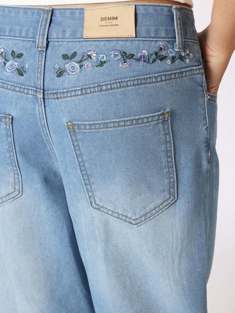 Jeansy z szerokimi nogawkami i wysokim stanem, o luźnym kroju