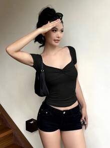 Camiseta de mujer de manga corta ajustada con cuello en forma de corazón y detalle de nudo delantero, top de verano para salir - Negro - Ver 2