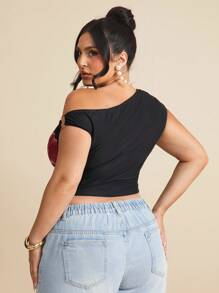 SHEIN BAE 全新夏季海滩度假加大码女式纹理刺绣不对称领口褶皱弹力针织上衣，可爱夏季上衣，波西米亚风，Vcay，假日，黑色上衣，外出西部装 - 黑色 - 查看 5