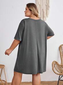SHEIN CURVE+ Áo thun lễ hội âm nhạc cỡ lớn, Đầm tay ngắn cổ tròn màu trơn đơn giản và thoải mái cỡ lớn, thích hợp mặc vào mùa hè - Xám - Xem 2