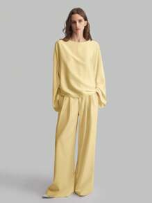Ontre Vestido de negocios casual elegante de estilo minimalista con mangas anchas de satén amarillo crema, nueva moda de otoño 2025 para mujeres maestras. Blusa básica de seda de mora de cuello alto de manga larga, estilo académico de primavera y verano para damas, atuendo de oficina para volver a la escuela.