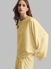 Ontre Vestido de negocios casual elegante de estilo minimalista con mangas anchas de satén amarillo crema, nueva moda de otoño 2025 para mujeres maestras. Blusa básica de seda de mora de cuello alto de manga larga, estilo académico de primavera y verano para damas, atuendo de oficina para volver a la escuela.