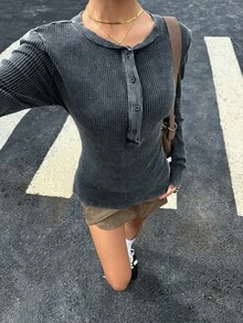 Muchica 女装秋季新款针织纽扣紧身长袖休闲复古破洞T恤，适合街头穿着 - 灰色 - 查看 4