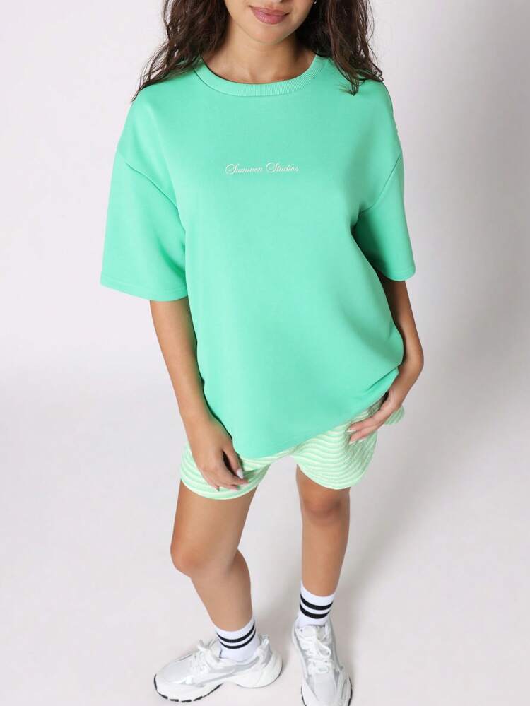 T-shirt oversize con pantaloncini da corsa a righe abbinati