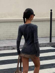 Muchica 女装秋季新款针织纽扣紧身长袖休闲复古破洞T恤，适合街头穿着 - 灰色 - 查看 2