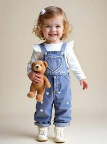 SHEIN 女婴时尚休闲心形印花牛仔背带裤和长袖上衣套装 - 彩色 - 查看 9