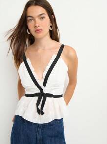 Nöista 这款白色荷叶边吊带背心，优雅又不失女性魅力，黑色荷叶边和蝴蝶结装饰更添亮点。无论是返校节、派对，还是作为秋季时尚女装，都是理想之选——无论是开学季还是约会之夜，都能让你成为众人瞩目的焦点。 - 白色 - 查看 3