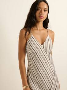 Nöista 这款白色带黑色条纹的连衣裙采用深 V 领口、银色肩带装饰和不对称下摆设计，将复古魅力与现代街头服饰完美融合，非常适合秋季、冬季、复古风、返校季以及冬季、冬装、Y2K 风格。 - 白色 - 查看 5