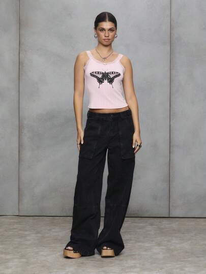 TypaGal Jeans cargo negros con bolsillos utilitarios y un ajuste de pierna ancha. Inspirados en la estética del 2000 y el punk, son perfectos para looks de vuelta al colegio y el otoño edgy que te encantará.