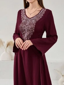 Al Najma 1 قطعة فستان إماراتي طويل الأكمام أنيق مزين بالكريستال والترتر باللون البرغندي الرزين للنساء في فصل الخريف - عنابي اللون - مشاهدة 6