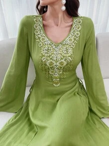 Al Najma 女式纯色 V 领优雅长袖阿拉伯朴素连衣裙，带装饰贴花，夏季，侧系带全长 Jalabiya Kaftan 朴素连衣裙 - 綠色 - 查看 8