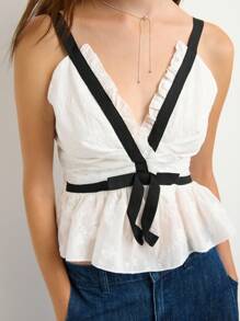 Nöista 这款白色荷叶边吊带背心，优雅又不失女性魅力，黑色荷叶边和蝴蝶结装饰更添亮点。无论是返校节、派对，还是作为秋季时尚女装，都是理想之选——无论是开学季还是约会之夜，都能让你成为众人瞩目的焦点。 - 白色 - 查看 4