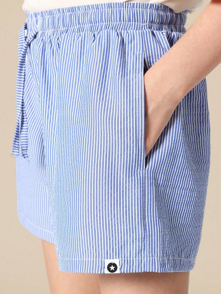 T-shirt con stampa limonata e pantaloncini a righe rilassati