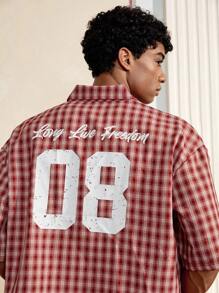 Manfinity VCAY Camisa casual de manga corta con botón único, estampado de letras y cuadros para hombres - Rojo - Ver 4