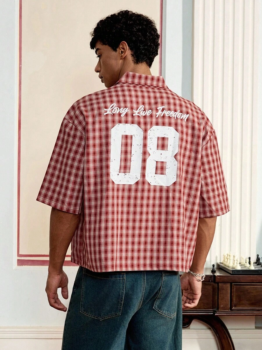 Manfinity VCAY Camisa casual de manga corta con botón único, estampado de letras y cuadros para hombres - Rojo - Ver 1