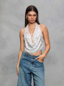 TypaGal 这款亮片露背上衣，兼具极致魅力与颓废摇滚风，绝对吸睛。深V领口和闪亮细节，尽显千禧年派对女孩的时尚态度。完美融合了2000年代复古风情与街头潮流，是打造个性造型的理想之选。 - 銀色 - 查看 5