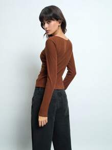 Maija 女士时尚褶饰镂空金属装饰长袖套头衫棕色针织镂空上衣情人节、节日 - 棕色 - 查看 4