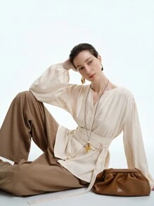 Aalyst 女士法式优雅奢华简约高端休闲度假通勤舒适宽松纯色亚麻 V 领肩部褶皱腰带金属 D 形环长袖衬衫，春/秋/冬 - 杏色 - 查看 3