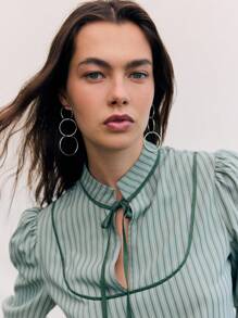 Nöista Áo sơ mi màu xanh bạc hà , được thiết kế với tay áo cách điệu và cổ áo thắt nơ. Một lựa chọn hoàn hảo cho mùa thu, phong cách đi học hoặc công sở. Chuyên nghiệp nhưng vẫn trẻ trung - nâng tầm phong cách công sở hoặc thường ngày của bạn mùa thu này. - màu xanh lá - Xem 3