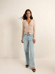 Nöista 这款柔和米色长袖褶皱前襟上衣是秋季必备单品。非常适合秋季叠穿、返校季或舒适的冬季穿着。 - 卡其色 - 查看 4