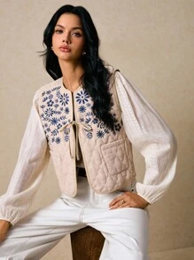 Poéselle Áo vest cotton đệm thêu hoa Boho – Áo ghi lê buộc phía trước chần bông cổ điển, Áo ghi lê thêu cho nữ, Áo ghi lê chần bông Boho, Áo ghi lê đệm bông, Áo ghi lê hoa cho nữ, Áo ghi lê thêu cổ điển, Áo khoác ngoài Bohemian, Áo ghi lê hoa cổ điển, Áo chần bông dễ thương vào mùa thu/đông - Màu be - Xem 1